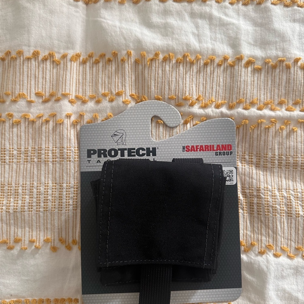 Black Safariland double handcuff holder.